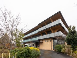 ガラスバルコニーの建物外観