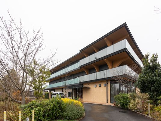 ガラスバルコニーの建物外観