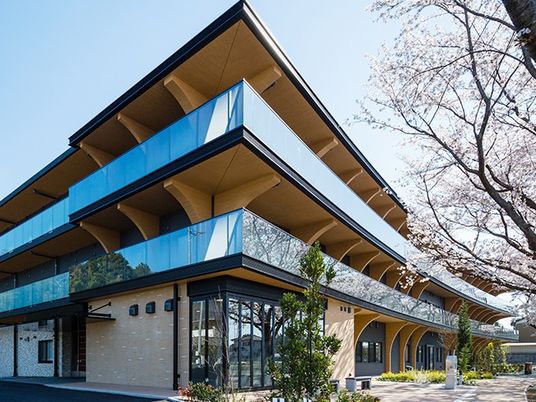 桜並木の見える外観  