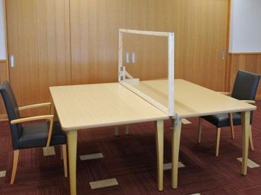 面談用テーブルのある部屋  
