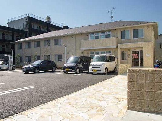 明るい外観の建物  
