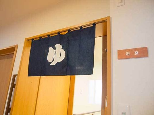和風の暖簾がある入口