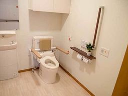 バリアフリーの清潔なトイレ