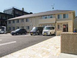 明るい建物と駐車場の風景