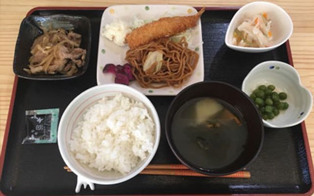 彩り豊かな食事の料理