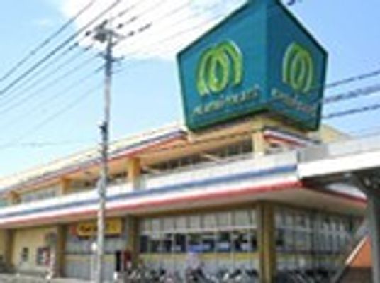 明るい施設の外観