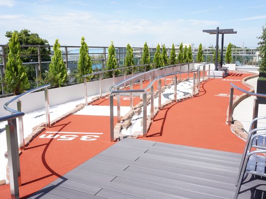 明るい屋外ウォーキングコース