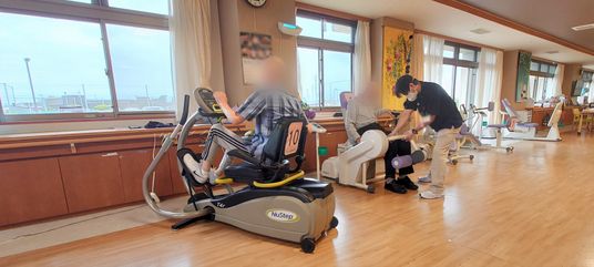 自然光で明るい機能訓練室  