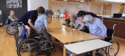 にぎやかなダイニングルーム