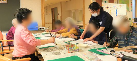 書道を楽しむ人々