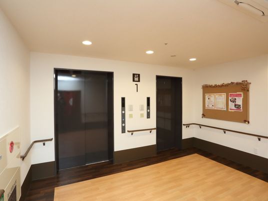 廊下とエレベーターの空間