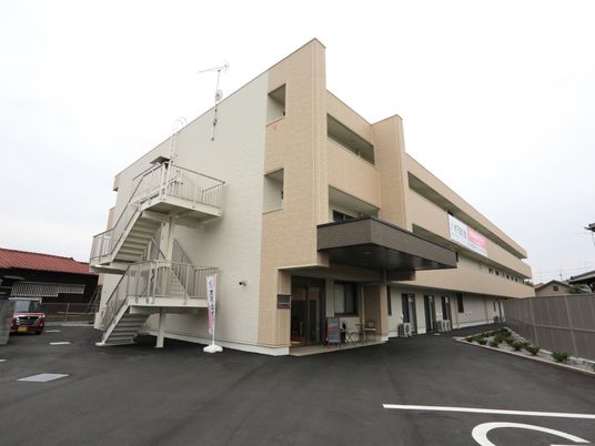 ベージュ色の建物外観