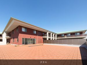 広いテラスの外観  