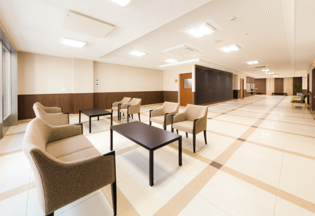 広々とした空間ラウンジ ラウンジ 広い座席スペースを持つ開放的なラウンジです。自然光がたっぷり入り、落ち着いた雰囲気を感じられます。