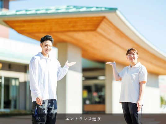 エントランス前で案内する職員  