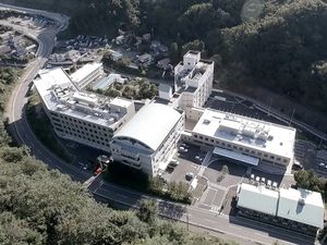 高台に建つ施設外観  