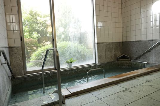 自然光が入る浴室  