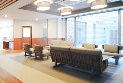 ソファと大きな窓のラウンジ