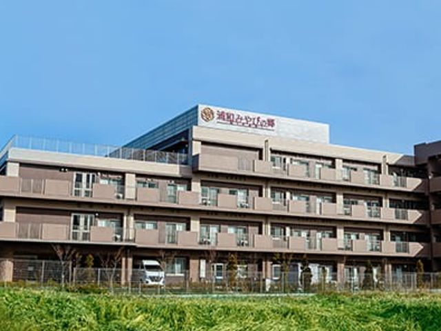 広々とした外観 外観 広々とした造りが印象的な建物です。澄み切った青空の下、新しい生活の場をご検討の方におすすめです。