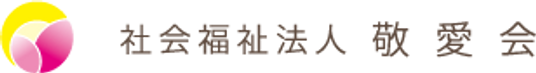 木々に囲まれた外観