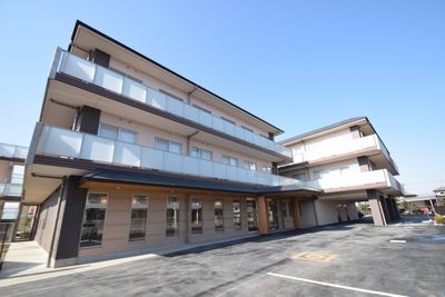 三階建ての建物外観
