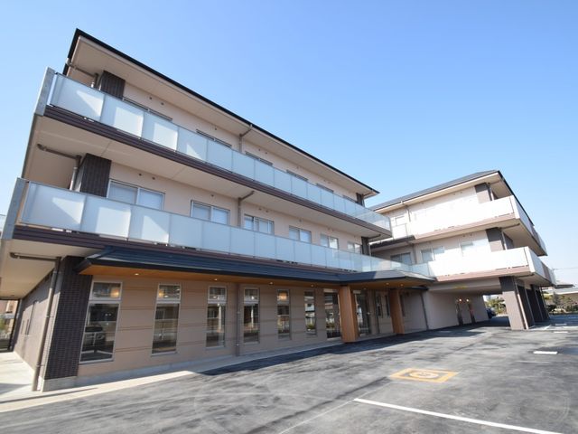 三階建ての建物外観 外観 近くには駐車スペースがあり、通いやすさを考えて設計されています。広々とした駐車場が魅力です。