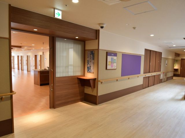 広い廊下 廊下 広々とした明るい廊下では、移動がしやすく快適に過ごせます。安全に配慮された設計です。