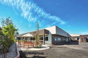 広々とした建物の外観  