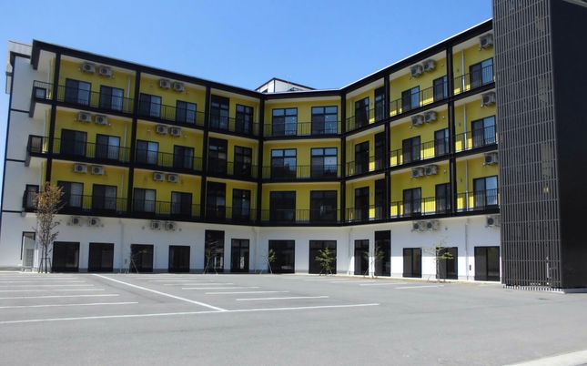 駐車場のある建物外観