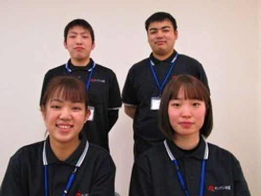 スタッフ4人の集合  