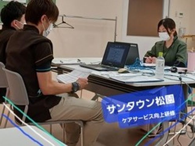 面談中の相談スペース ロビー   スタッフが着席して面談を行っており、落ち着いて話しやすい雰囲気です。案内の看板もあり、就業前の相談の流れが想像しやすいです。