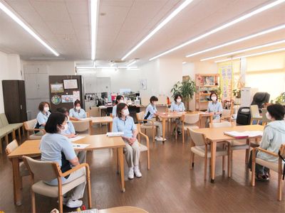 スタッフの様子を伺えるスペース