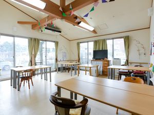 明るい共有リビングスペース