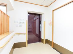 手すり付き明るい廊下