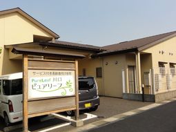 穏やかな外観の建物エントランス