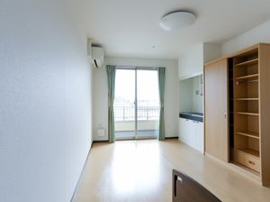 明るい個室の居室空間