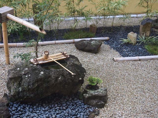 和風庭園の風景 中庭 静かで落ち着きのある和風の庭園です。自然の美しさに触れながら、ゆったりとした時間を過ごせます。
