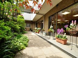 緑豊かな施設のエントランス