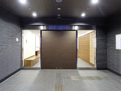 施設の綺麗なエントランス