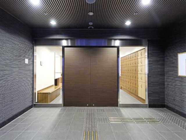 施設の綺麗なエントランス エントランス 広々としたエントランスは清潔感が漂い、来訪者を優しく迎え入れます。スタッフの対応も真心こもっており、安心して業務が始められそうです。
