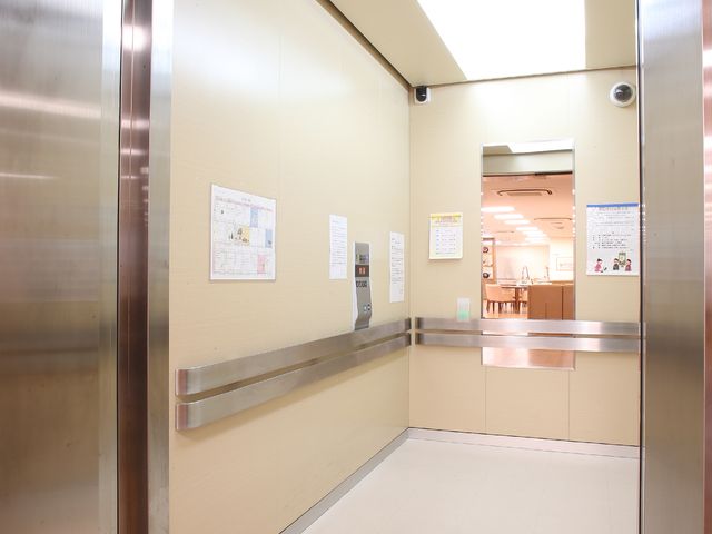 明るいエントランスの一角 エレベーター ゆったりとした入り口は、日々の出入りをサポートするようデザインされており、皆様に安心感を提供します。