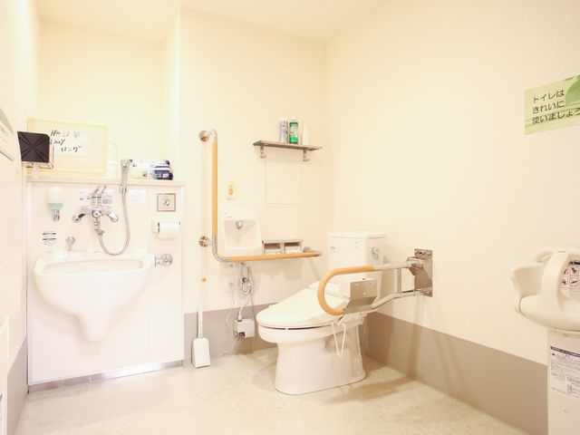 利用者の安全を考えたトイレ トイレ 安全手すり付きで清潔なトイレ空間。緊急時にも安心の呼び出し設備が完備されています。