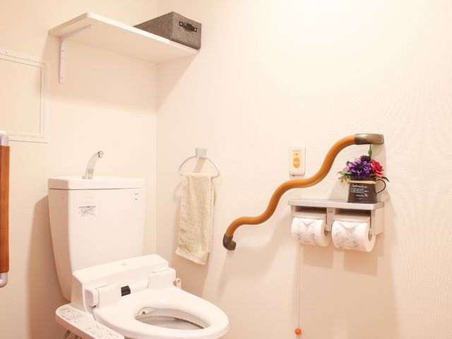 手すり付き便所 手すり 安全に配慮した設計のトイレです。手すりや温水洗浄便座で、快適にご利用いただけます。
