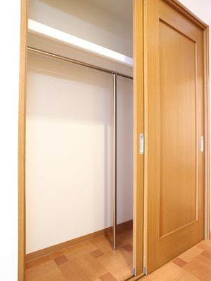 洋室の開放的なクローゼット