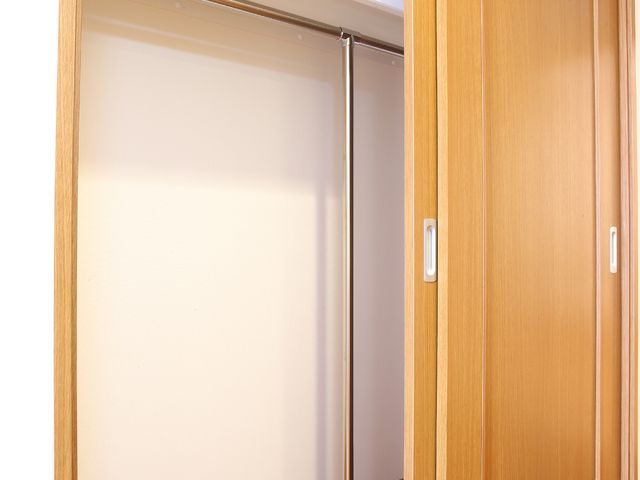 洋室の開放的なクローゼット クローゼット 広々とした設計の収納スペースが整っており、快適にお過ごしいただける職場環境が整備されています。