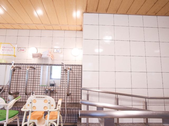 浴室の手すりと洗面台 浴場 安全な手すりを備えた洗面エリアが設けられ、快適にお身体のお手入れが行えます。利用者の自立を支援する工夫が随所に見受けられます。