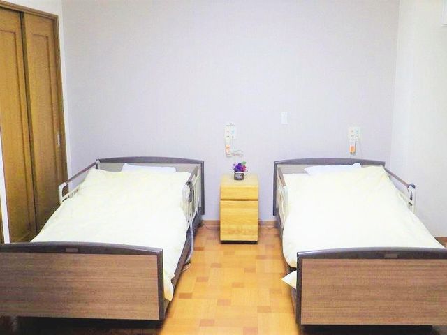 快適な居室風景 二人部屋 清潔感のあふれる居室は、安心して日々を過ごせる空間です。居心地の良さを大切にしています。