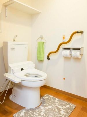 洋式トイレ設備と手すり
