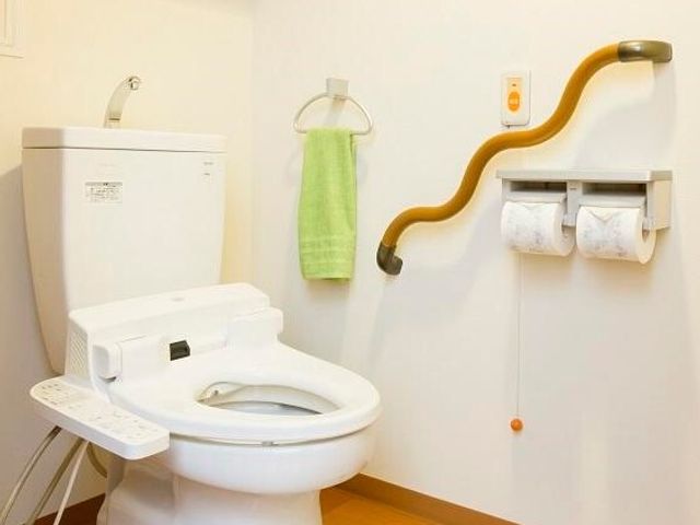 洋式トイレ設備と手すり トイレ 手すり完備の洋式トイレでは、安全かつ快適にご利用いただけます。清潔感あるこの環境は、皆さまの日常生活を支える上で重要です。