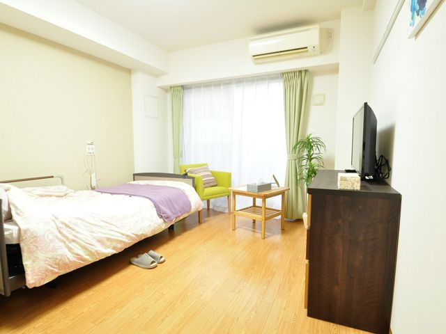明るい居室の様子 部屋 ゆとりある広さの居室は、必要な家具が整っており、窓からは自然光があふれています。個々のライフスタイルに合わせた空間づくりが可能です。